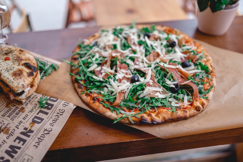 Prosciutto and arugula pizza